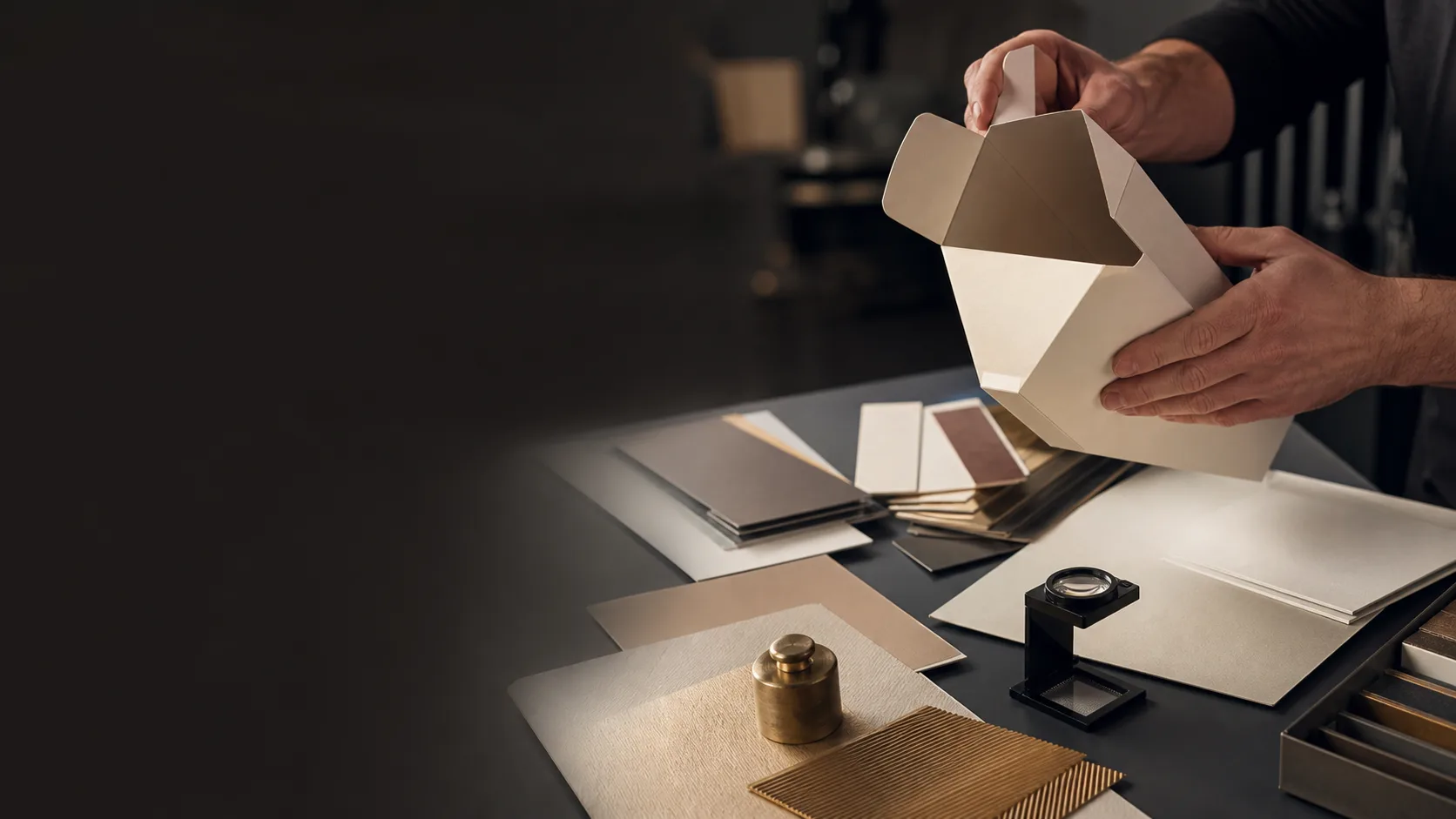 Professionista al lavoro su un progetto di packaging